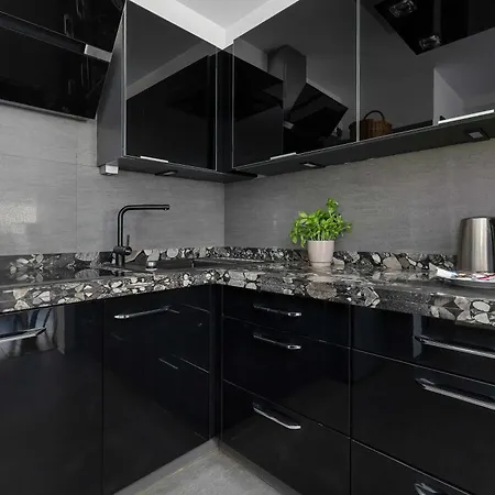 Przestronny Z Balkonem W Centrum & Blisko Plazy By Renters شقة