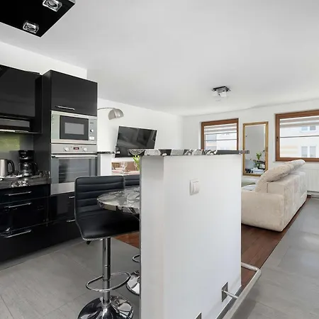 Przestronny Z Balkonem W Centrum & Blisko Plazy By Renters شقة