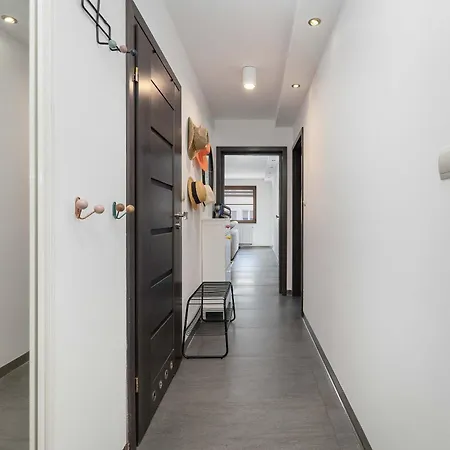 Przestronny Z Balkonem W Centrum & Blisko Plazy By Renters شقة